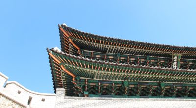 K-Pop八月新专辑发行计划汇总，韩国首尔音乐录制棚内偶像练习生在灯光下排练的现代感画面